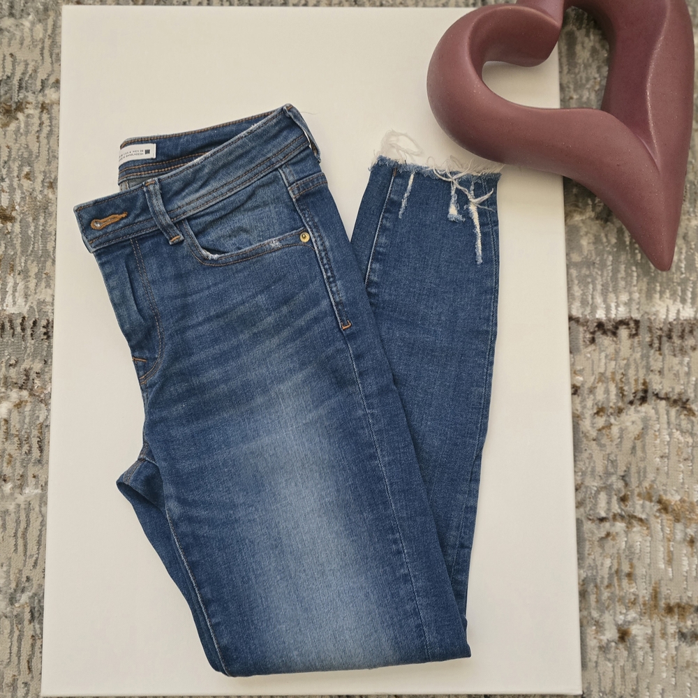 Classic Blue Cropped & Ripped Hem Skinny Denim - Zara (Size 6 US)